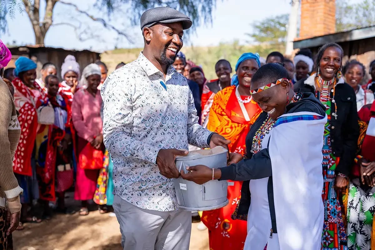 Green Earth team member with the local community during the distribution of Energy efficient cookstoves_visual 6-4
